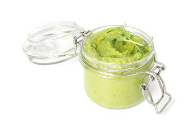 Beyaza izole edilmiş cam kavanoza lezzetli avokado sosu.