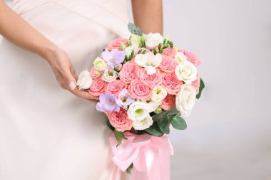 Arka planda güzel bir düğün buketi olan gelin, yakın plan.