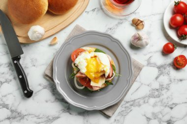 Beyaz mermer masada servis edilen lezzetli brunch ile düz konum