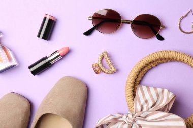 Çanta, ayakkabı ve eflatun arka planda şık aksesuarlar.