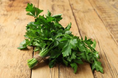 Tahta masada maydanoz var, yakın plan.