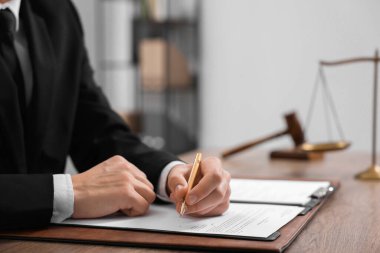 Ofisteki ahşap masada noter imzalı belge, yakın plan. Metin için boşluk