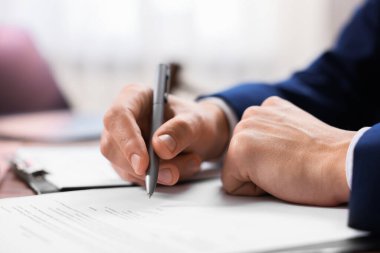 Ofisteki masada noter imzalı belge, yakın plan