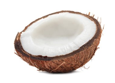 Çatlak hindistan cevizinin yarısı beyaza izole edilmiş.