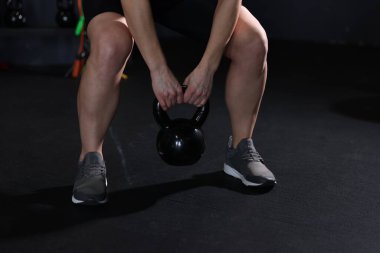 Spor salonunda kettlebell 'li kadın antrenmanı, yakın plan.