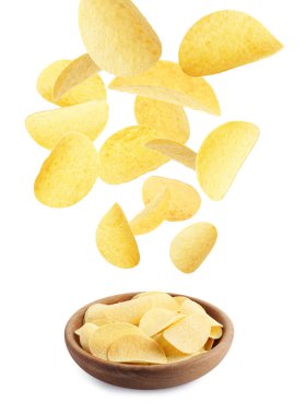 Lezzetli Patates cipsleri kaseye beyaz zemin üzerine düşen