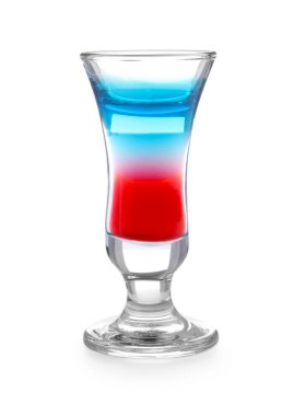 Beyaz üzerine izole edilmiş Amerikan bayrağı renklerinde katmanlı kokteyl.