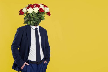 Sarı arka planda kafası yerine çiçek buketi olan bir adam, mesaj için yer var. Yaratıcı sanat kolajı