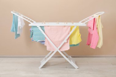 Evde temiz çamaşırlarla kuru askı.