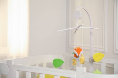 Bebek arabalı beşik çocuk odasında. İç tasarım