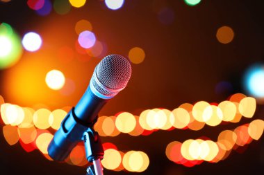 Mikrofon renk arkaplanına karşı, bulanık ışıklarla, metin için boşluk. Bokeh etkisi