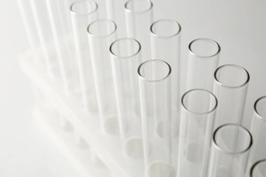 Açık arkaplanda boş test tüpleri, yakın plan. Laboratuvar camları.