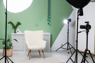 Çekim oturma odası iç için hazırlanan profesyonel fotoğraf stüdyo ekipmanları