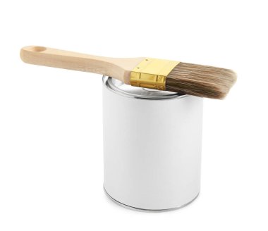 Kapalı boya ve fırça kutusu beyaza izole edilmiş.