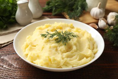 Ahşap masada servis edilen dereotlu patates püresi, yakın plan.