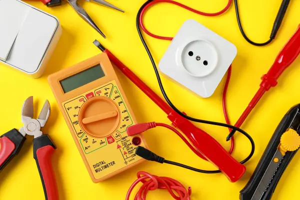 Sarı arka planda, düz zeminde farklı elektrikli araçlar