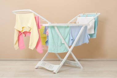 Evde temiz çamaşırlarla kuru askı.