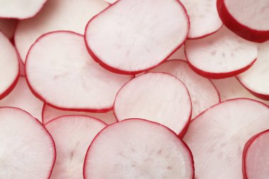 Arkaplan olarak birçok turp dilimi, yakın görünüm