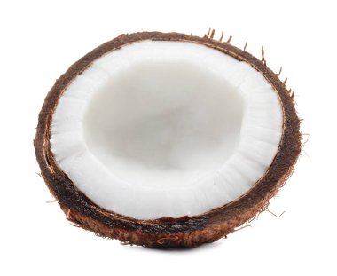 Çatlak hindistan cevizinin yarısı beyaza izole edilmiş.