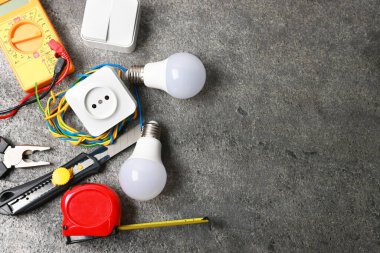 Gri masada farklı elektrikli aletler var. Metin için boşluk