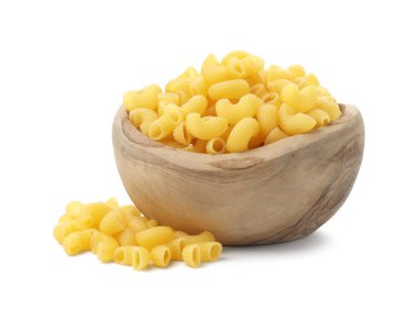 Beyaz kasedeki çiğ boynuzlu makarna.