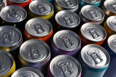 Arka plan olarak birçok alüminyum içecek kutusu, yakın plan