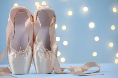 Açık mavi arkaplanda, bulanık ışıklara karşı güzel, sivri uçlu ayakkabılar, metin için yer açılacak şekilde yakın plan. Bokeh etkisi