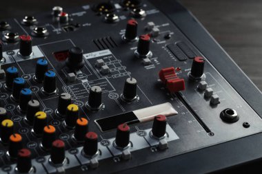 Profesyonel karıştırma konsolu masada, yakın plan. Radyo stüdyo ekipmanı