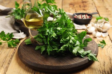 Tahta masada maydanoz var, yakın plan.