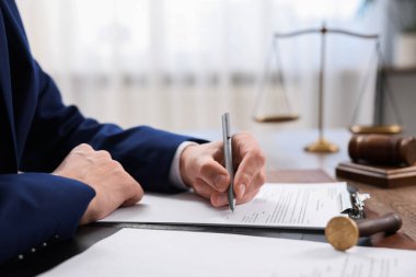 Ofisteki masada noter imzalı belge, yakın plan