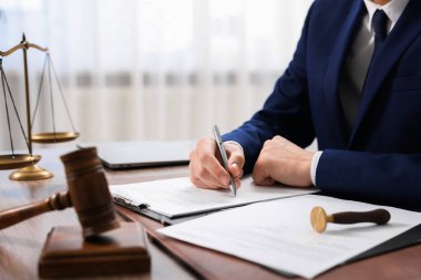 Ofisteki masada noter imzalı belge, yakın plan