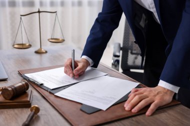 Ofisteki ahşap masada noter imzalı belge, yakın plan.