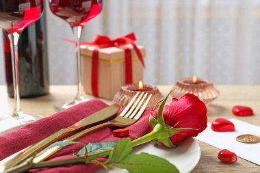 Romantik bir yer. Masada kırmızı gül var. Yakın plan. Sevgililer Günü kutlaması