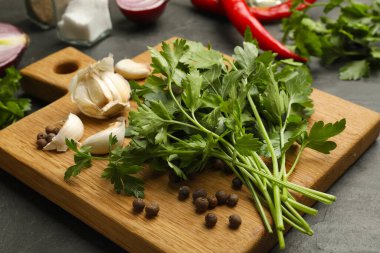 Siyah masada taze maydanoz ve baharatlar, yakın plan.