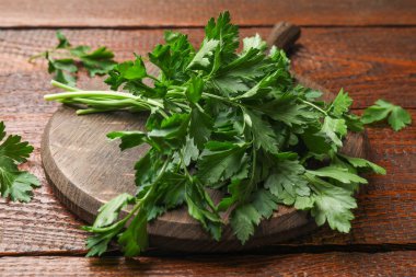 Tahta masada maydanoz var, yakın plan.