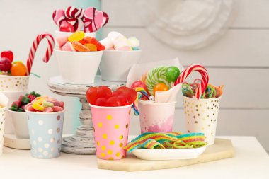 Çikolata. Beyaz masada farklı tatlılar var.