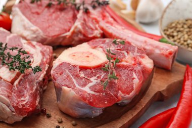 Çiğ et ve baharat parçaları masada, yakın plan.