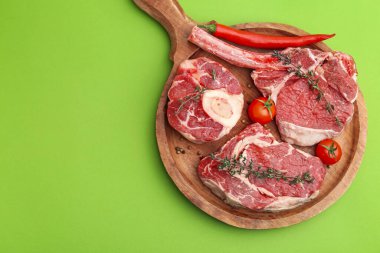 Çiğ sığır eti, baharat ve ürünler yeşil masada, üst tarafta. Metin için boşluk