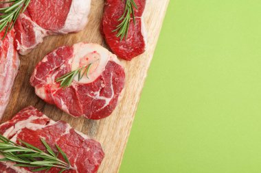 Yeşil masada çiğ sığır eti ve biberiye parçaları. Metin için boşluk
