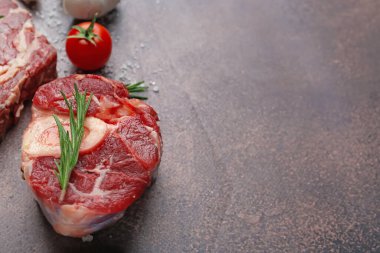 Bir parça çiğ et ve biberiye kahverengi desenli masa, yakın plan. Metin için boşluk