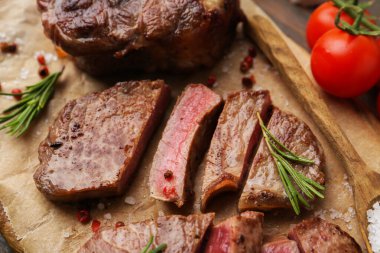 Lezzetli et parçaları, baharatlar ve domatesler masada, yakın plan.