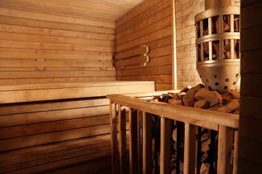 Banklı, sobalı ve sıcak taşlı ahşap sauna