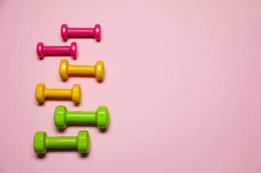 Pembe arka planda dambıllar, düz yatış. Metin için boşluk