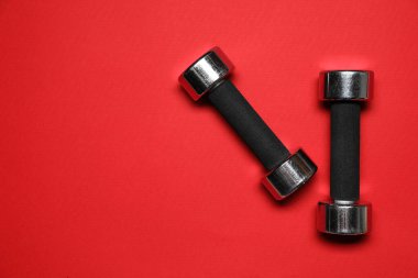 Dambıllar kırmızı arka planda, düz yerde. Metin için boşluk