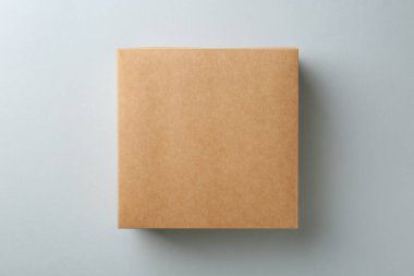 Beyaz arka planda boş bir karton kutu, üst manzara. Tasarım için model