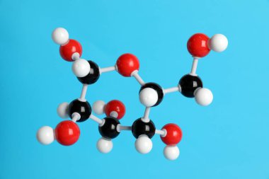 Açık mavi arkaplanda glikoz molekülü. Kimyasal model
