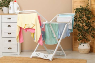 Evde temiz çamaşırlarla kuru askı.