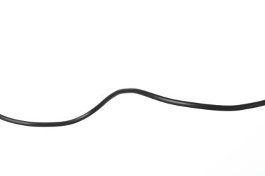 Beyaz arkaplanda siyah bir elektrik kablosu