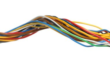 Beyaz arka planda birçok renkli elektrik kablosu