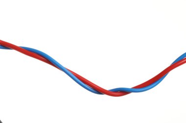 Beyaz arkaplanda kırmızı ve mavi elektrik kabloları